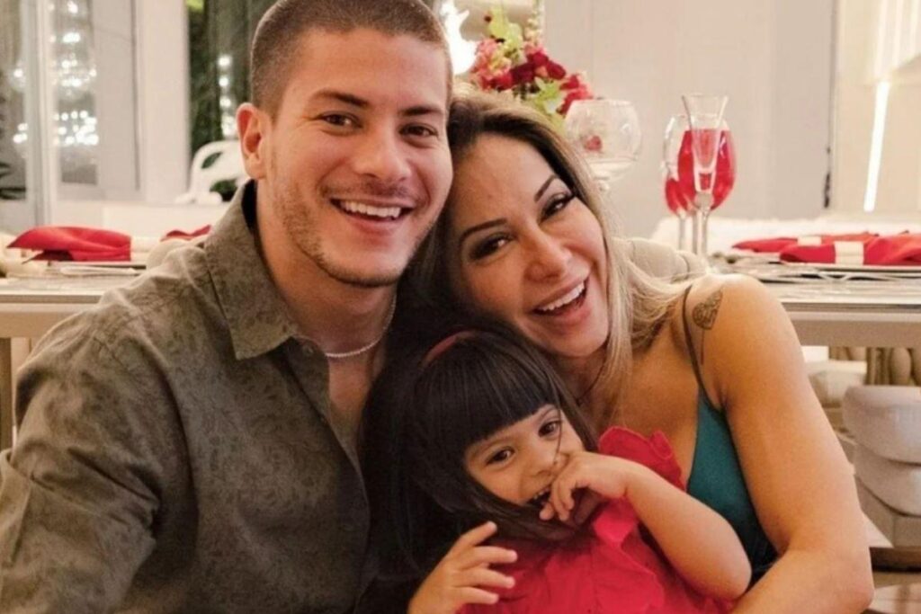 Maíra Cardi com os  filhos