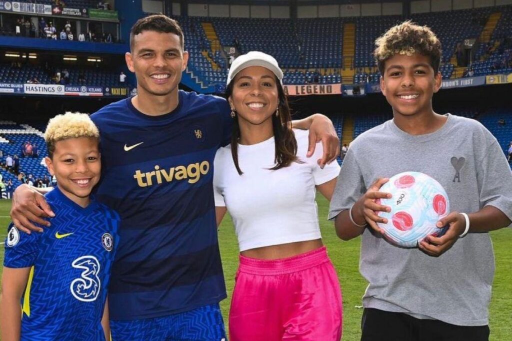 Thiago Silva com filhos e esposa