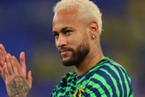 Neymar volta para o Brasil e é recebido por fãs na porta de casa