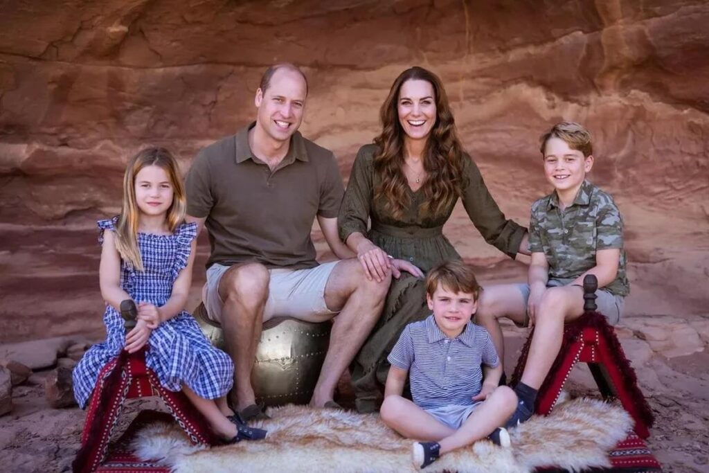 Site contou com quem ficaram os filhos do príncipe William e Kate Middleton em viagem do casal real