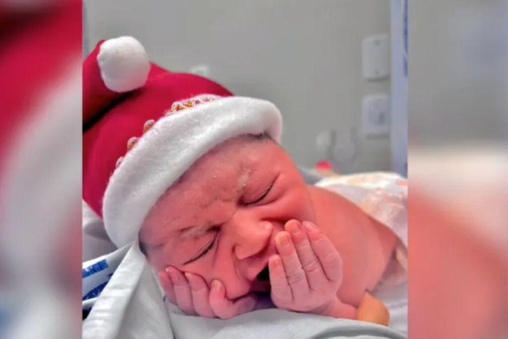 Bebês ganham roupas de natal de enfermeiras em hospital