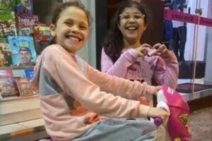 Menina de 9 anos rifa a própria “motinho” para conseguir dinheiro e doar brinquedos a crianças com câncer