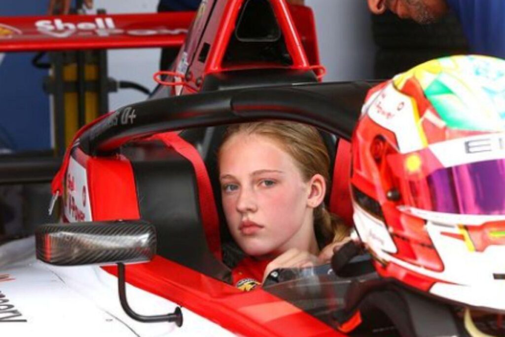 Aurelia Nobels pilota de corrida aos 16 anos