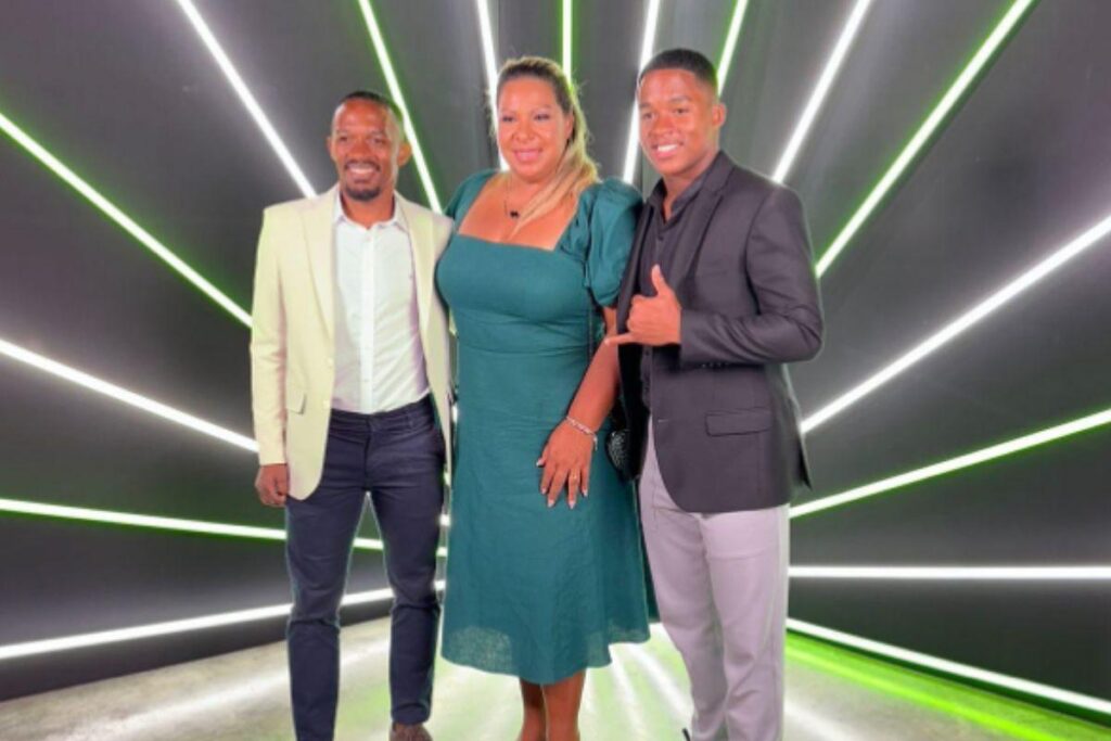 Pais que eram faxineiros comemoram vitória do filho jogador