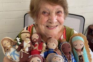 “Ter o próprio dinheiro é liberdade”, diz idosa de 95 anos que está trabalhando pela primeira vez