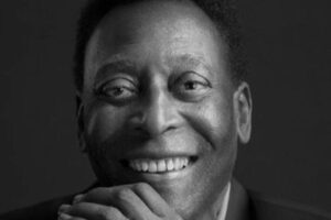 Neto de Pelé da pontapé inicial em jogo
