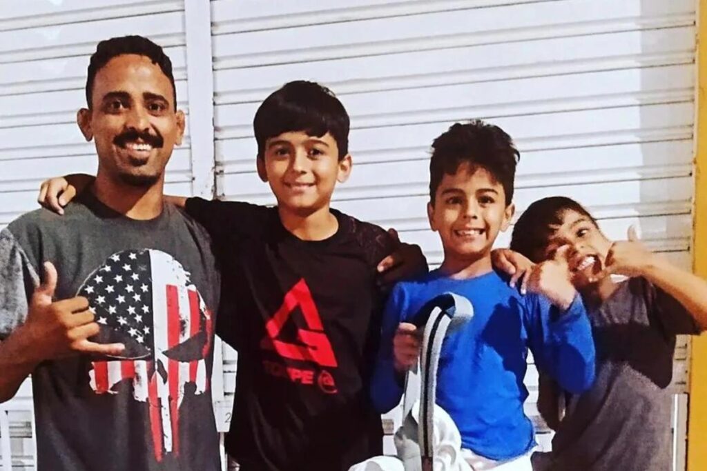 Pai vende doces na rua para ajudar filhos que lutam jiu-jitsu a realizar o sonho de competir pelo Brasil