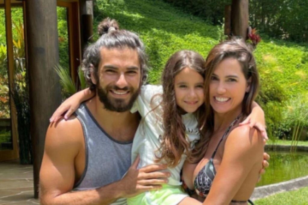 Deborah Secco passa por perrengue em viagem em famíla