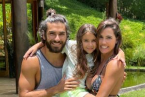 Deborah Secco passa por perrengue em viagem em famíla
