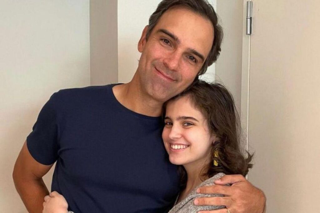 Após ter se assumido queer, Valentina, filha de Tadeu Schmidt, celebra um ano de namoro com Christiano Donnelly Vaz