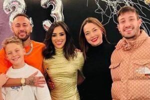Neymar celebra Ano Novo com o filho, Davi Lucca, e a ex Carol Dantas
