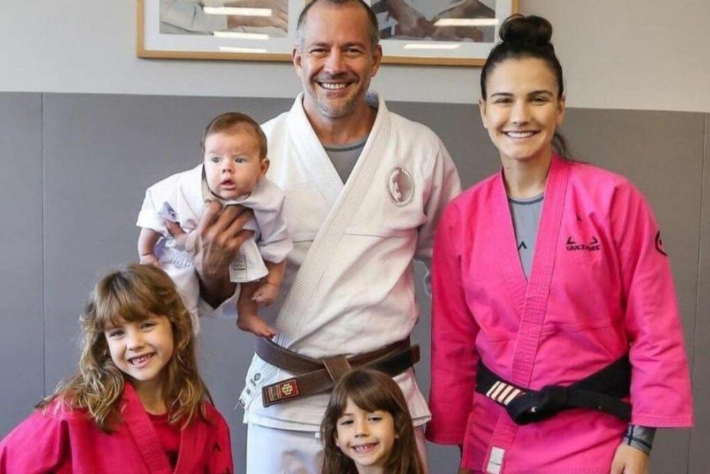 Malvino Salvador se hospeda em hotel de luxo com a família em Paris