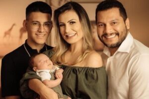 Andressa Urach e o filho tinham tido uma briga pública após ele pedir a emancipação; ele terminou com a ex-namorada