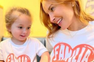 Claudia Leitte recebe homenagem em apresentação ao lado da filha