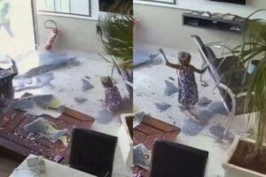 A menina estava atrás do vaso