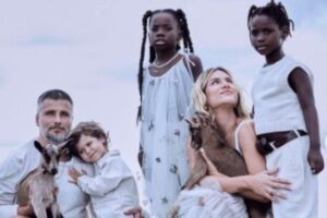 Giovanna Ewbank e Bruno Gagliasso aproveitam domingo em família com os filhos no rancho