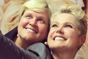 Xuxa ao lado da irmã