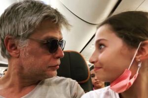 Fabio Assunção surge ao lado da filha em momento divertido dentro do avião