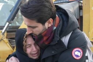Terremoto na Síria: bebê ainda presa à mãe pelo cordão umbilical é encontrada nos escombros e resgatada
