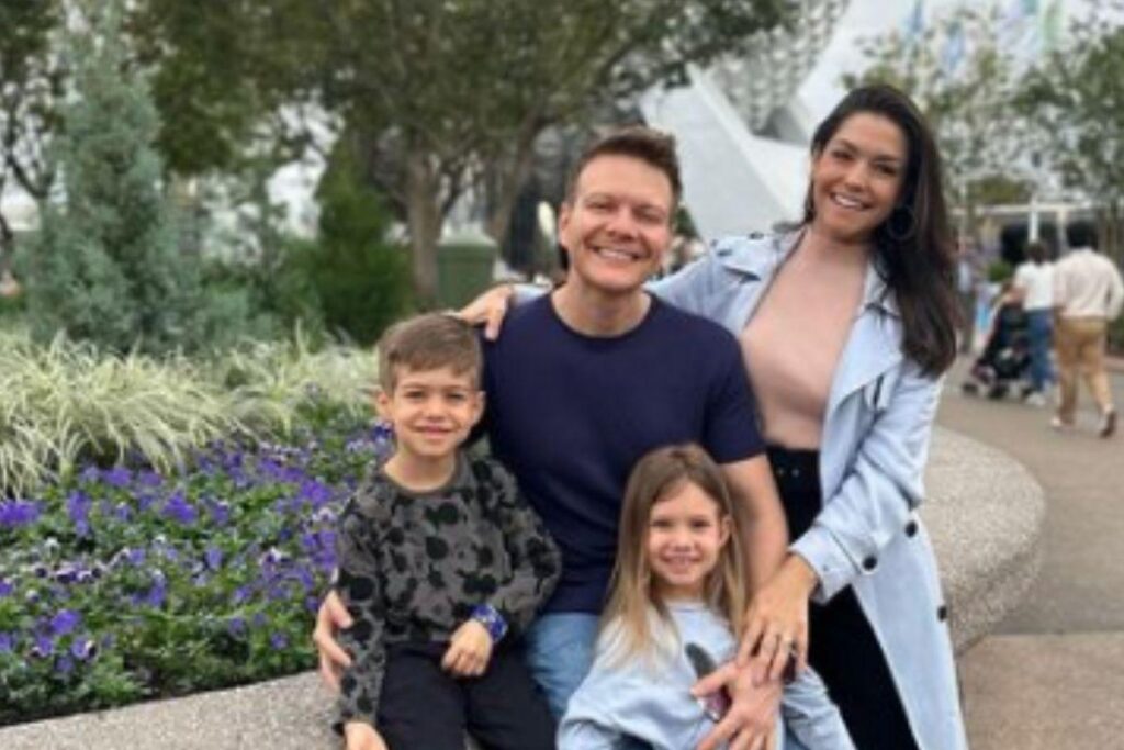 Michel Teló viaja com a família para praia