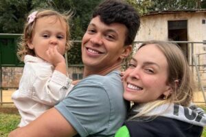 Tata fala sobre a adaptação da filha sem a chupeta