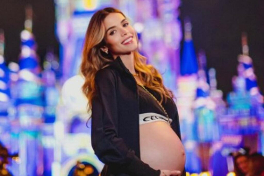 Ainda na maternidade, Carol Dias posta primeira foto de Sarah, sua filha recém-nascida com Kaká