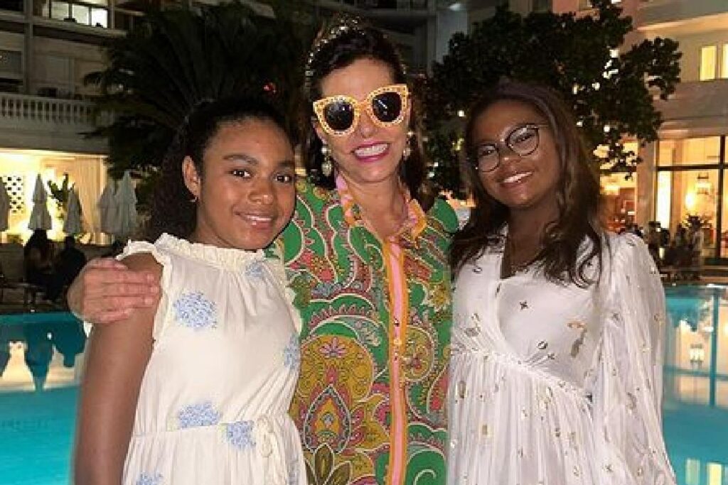 Gloria Maria com as filhas, Maria e Laura