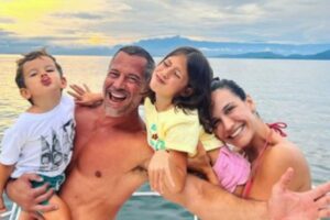 Malvino Salvador curte dia de praia com família