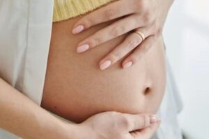 A mulher descobriu que tinha perdido o bebê mas alegaram ‘bruxaria’