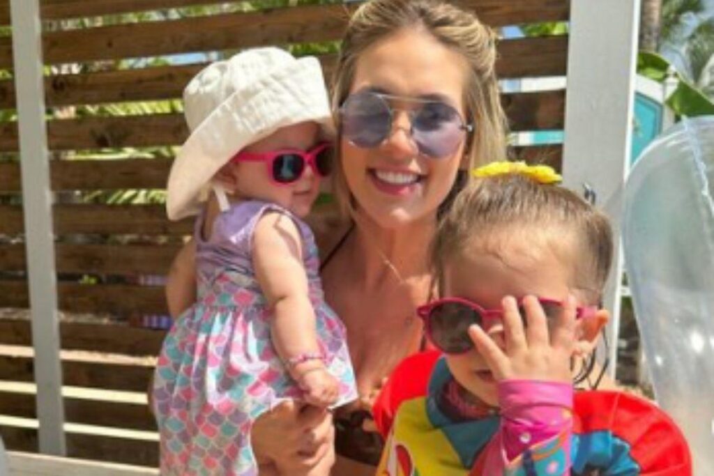 Virginia faz passeio de barco em família