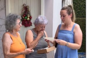 Mulher faz surpresa para avós ao anunciar gravidez