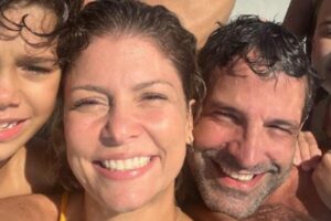 Ex-paquita e Iran Malfitano juntam filhos para momento em família: “Nós 2 somos 5”