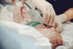 O bebê passou por uma colonoscopia