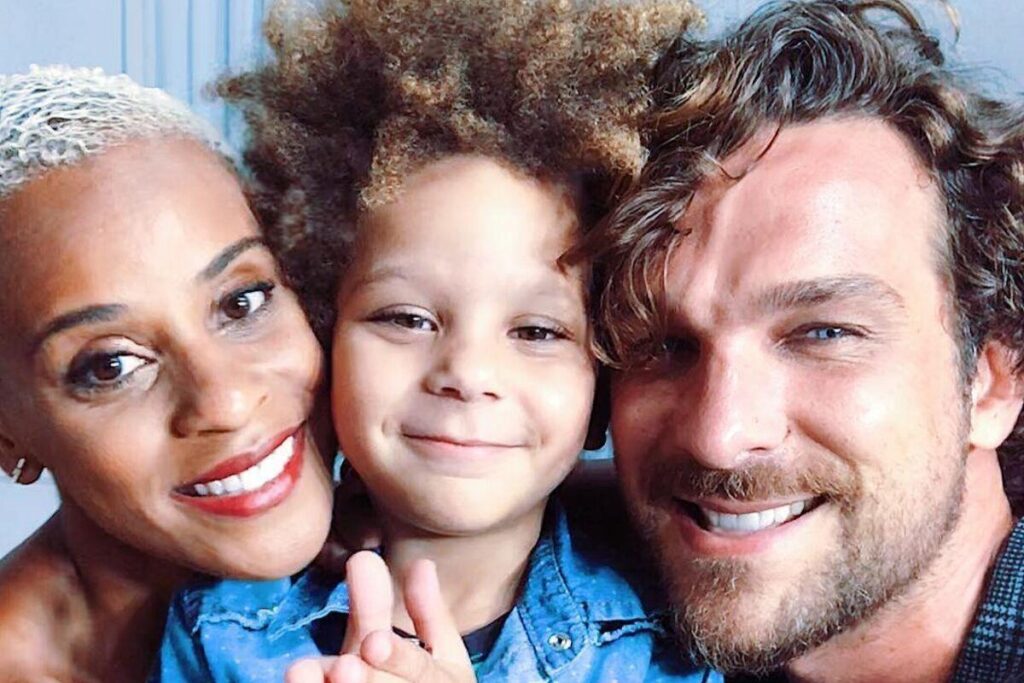 Aline Wirley ao lado da esposa e do marido