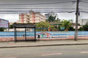 Personagens recepcionam crianças na volta às aulas na creche em Blumenau