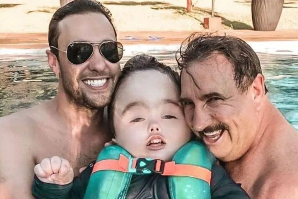 Ratinho apareceu ao lado do neto na piscina