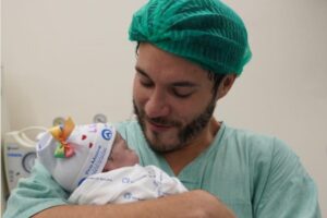 Eli com a filha Lua