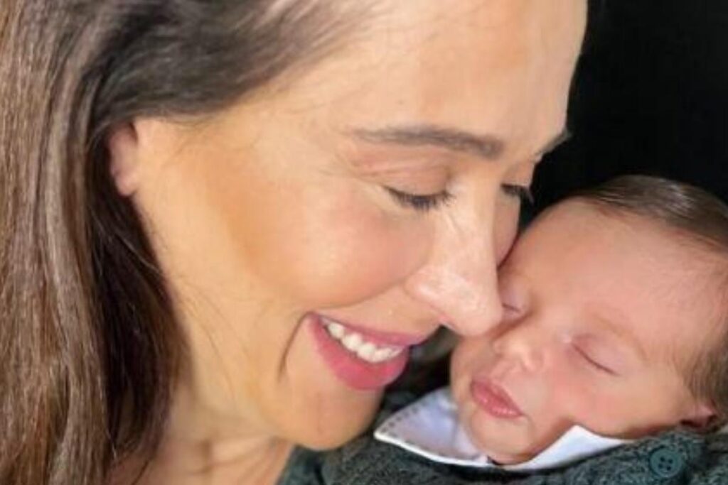 Em sua mansão, Claudia Raia aparece com o filho caçula Luca em fotos inéditas