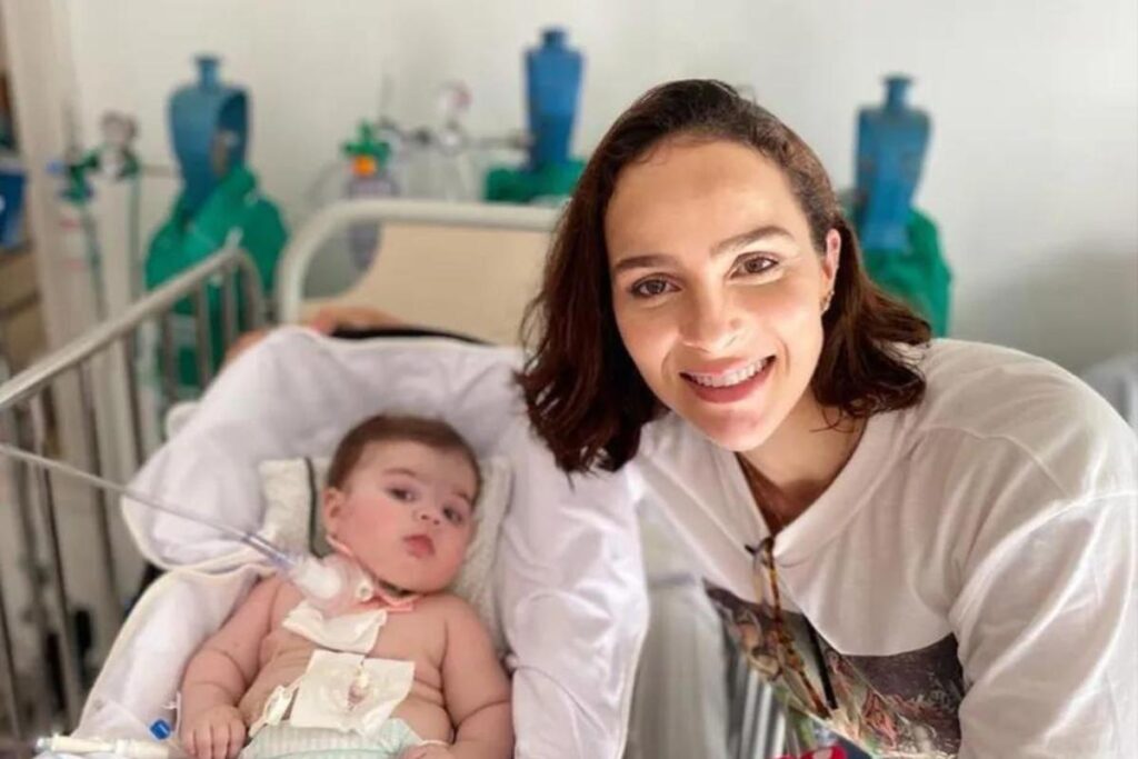 Filha de Leticia e Juliano Cazarré durante internação