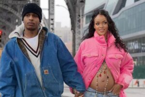 Rihanna confirma gravidez do segundo filho em apresentação do Super Bowl
