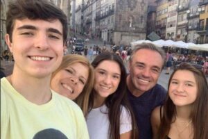 Gugu Liberato ao lado de Rose Miriam e dos filhos