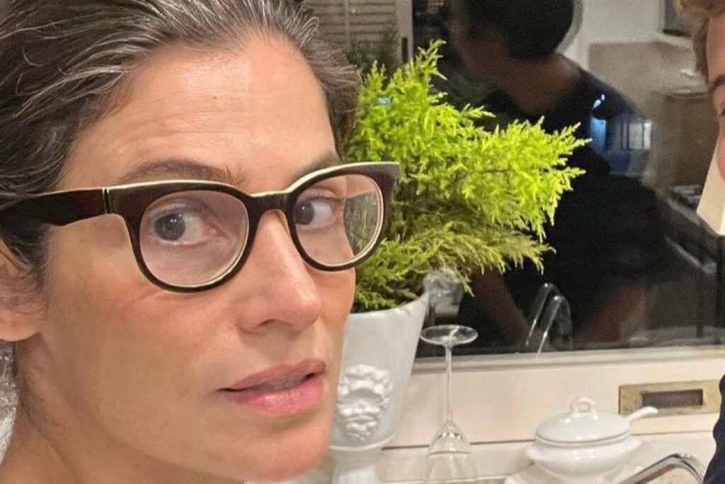 Renata Vasconcellos aparece ao lado do filho em registro raro de Dia das Mães