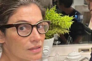 Renata Vasconcellos aparece ao lado do filho em registro raro de Dia das Mães