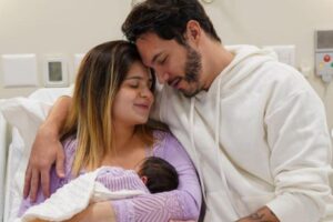 Viih Tube ao lado do esposo e da filha