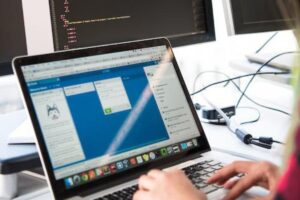 A linguagem de programação oferece às crianças a oportunidade de aprender de maneira divertida esse mundo rodeado pela tecnologia