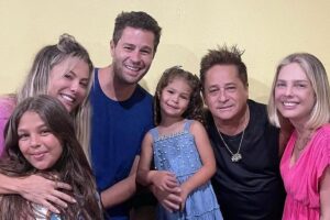 Pedro Leonardo, esposa e as duas filhas em ensaio para a Páscoa