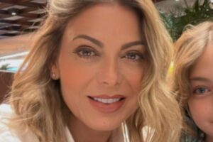 Sheila Mello posta foto rara com filha de 10 anos e semelhança chama atenção: “Parecem gêmeas”