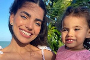 Candidata que é mãe ao Miss Brasil ao lado do marido e da filha