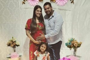 Mãe descobre gravidez de sêxtuplos e pai passa mal ao receber notícia: “Turbilhão de emoções’’