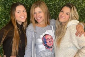 Gugu Liberato ao lado de Rose Miriam e dos filhos